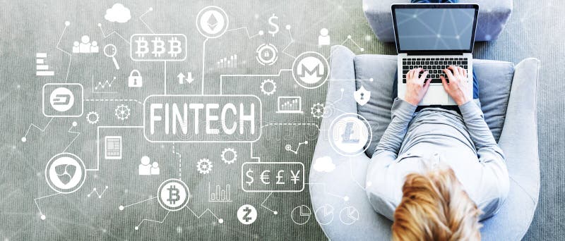 Tema de Cryptocurrency Fintech com o homem que usa um portátil foto de stock Tema de Cryptocurrency Fintech com o homem que usa um portátil foto de stock