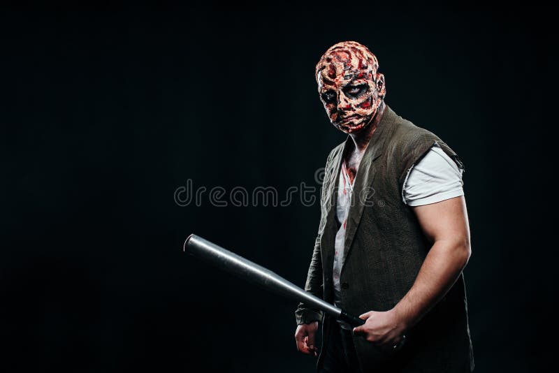 Tema de Halloween y maquillaje asustadizos de Halloween: hombre asustadizo con una oficina foto de archivo Tema de Halloween y maquillaje asustadizos de Halloween: hombre asustadizo con una oficina foto de archivo