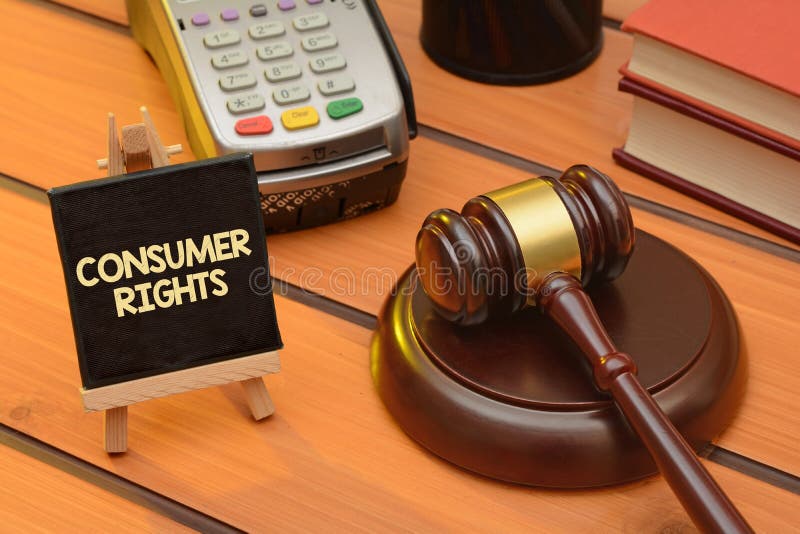 Tema de las derechas de consumidor con el mazo de madera en la tabla, fondo de la ley