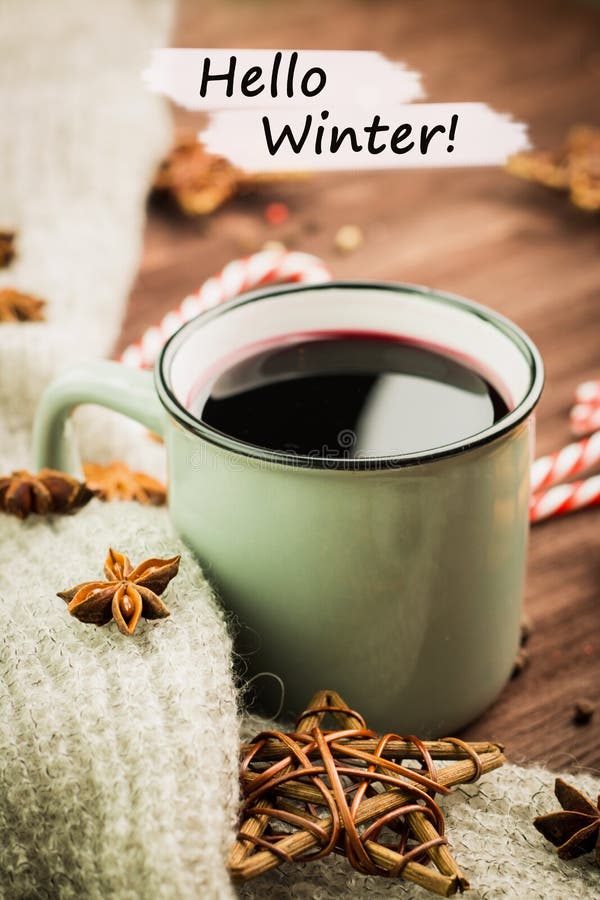 Tema del invierno Taza de cocido al vapor al vapor caliente de vino del destello con las especias, el canela, el anís, los carame fotos de archivo libres de regalías Tema del invierno Taza de cocido al vapor al vapor caliente de vino del destello con las especias, el canela, el anís, los carame fotos de archivo libres de regalías