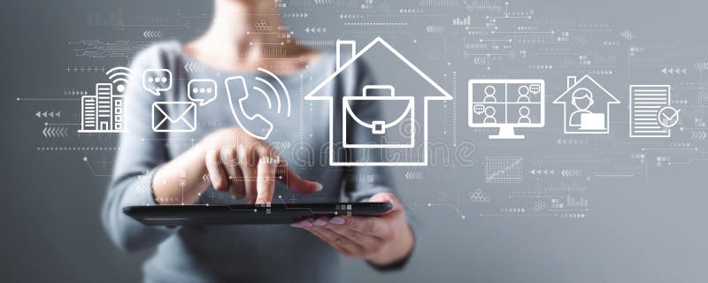 Tema del telelavoro con una donna che usa un tablet immagini stock