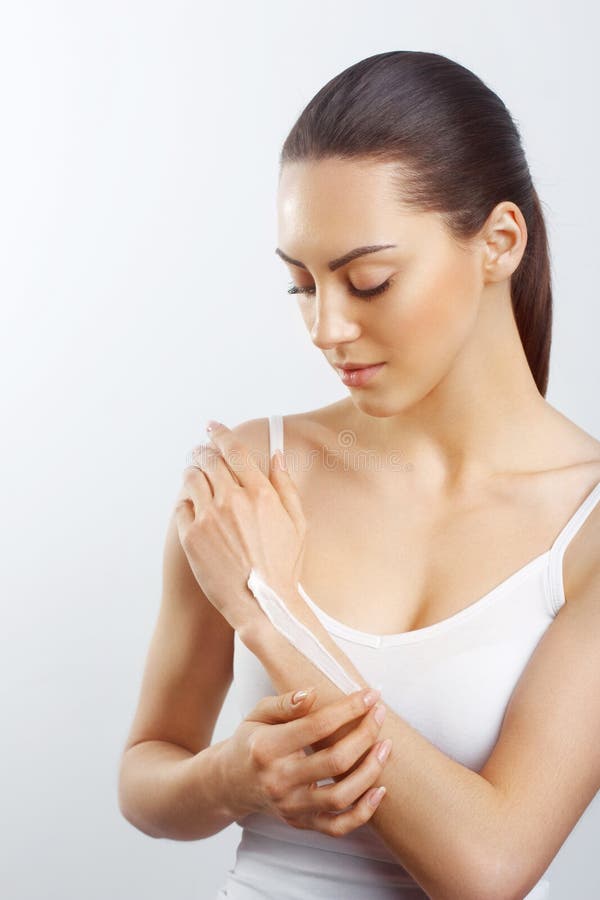 Tema di cura del corpo e di salute: bella mano femminile con crema bianca isolata su un fondo bianco, massaggio della mano fotografie stock Tema di cura del corpo e di salute: bella mano femminile con crema bianca isolata su un fondo bianco, massaggio della mano fotografie stock