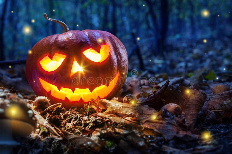 Temat halloween z świecącą dynią w ciemnym jesiennym lesie z amanitą i księżycem. halloween horror tło zdjęcie royalty free