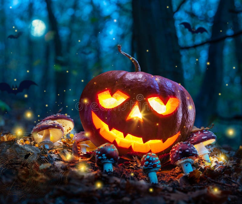 Temat halloween z świecącą dynią w ciemnym jesiennym lesie z amanitą i księżycem. halloween horror tło obrazy royalty free