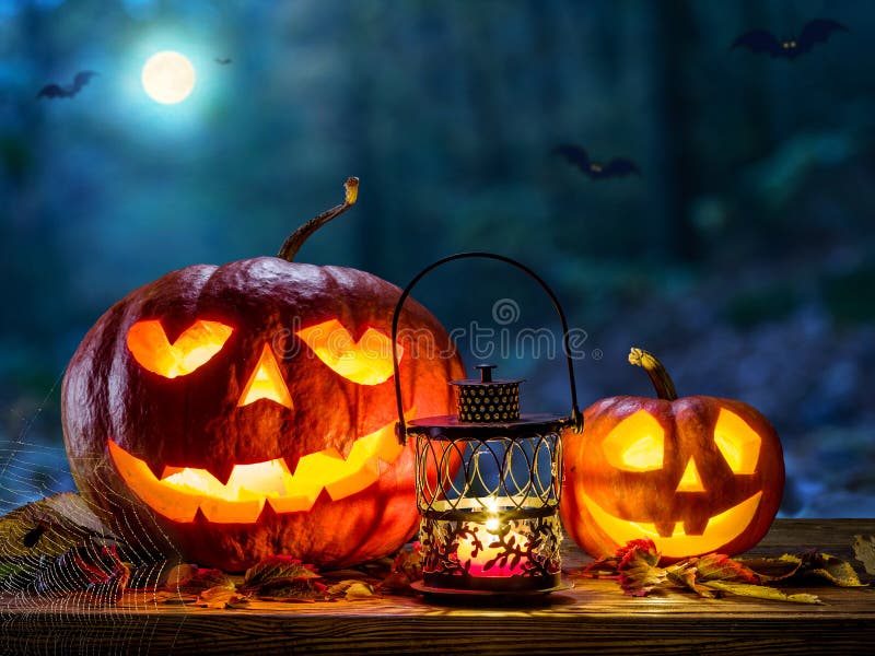 Temat halloween z świecącą dynią w ciemnym jesiennym lesie z amanitą i księżycem. halloween horror tło obrazy stock