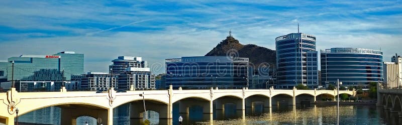 Tempe Town Lake Bridge och stadsscape arkivbild Tempe Town Lake Bridge och stadsscape arkivbild