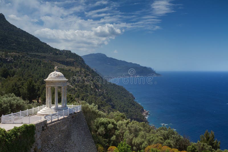 Tempel, der die Küste von Mallorca übersieht lizenzfreie stockfotografie Tempel, der die Küste von Mallorca übersieht lizenzfreie stockfotografie