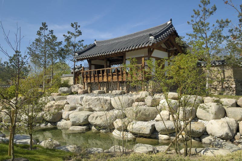 Tempel Im Koreanischen Garten Stockfoto Bild von chinesisch, gärtnern