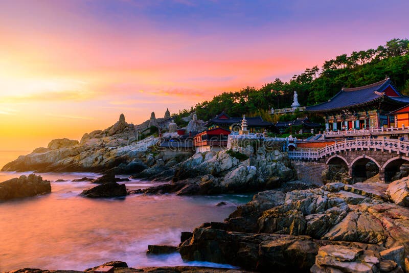 Tempel und Sonnenaufgang in Busan-Stadt in Südkorea lizenzfreies stockbild Tempel und Sonnenaufgang in Busan-Stadt in Südkorea lizenzfreies stockbild