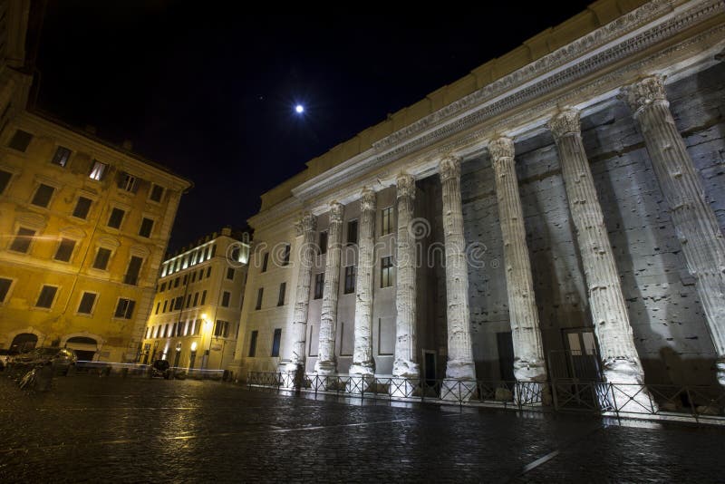 Tempel von Hadrian, Piazza di Pietra Schöne alte Fenster in Rom (Italien) nacht lizenzfreie stockfotografie Tempel von Hadrian, Piazza di Pietra Schöne alte Fenster in Rom (Italien) nacht lizenzfreie stockfotografie