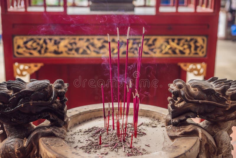 Tempel von Schlangen mit wirklichen Schlangen nach innen auf der Insel von Penang lizenzfreies stockbild Tempel von Schlangen mit wirklichen Schlangen nach innen auf der Insel von Penang lizenzfreies stockbild