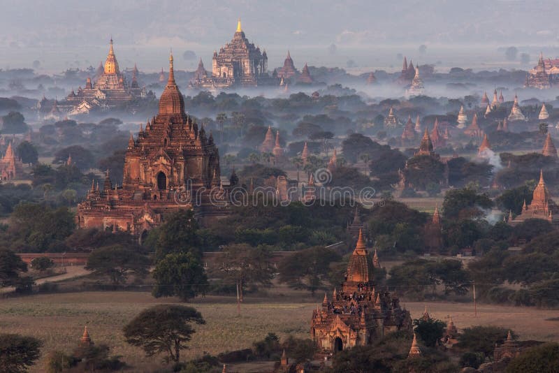 Gry över tempelen av Bagan - Myanmar arkivfoton Gry över tempelen av Bagan - Myanmar arkivfoton