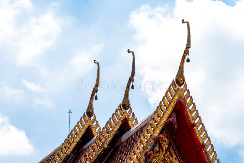 Tempeltak Arkitektonisk detalj p? taket av den thail?ndska templet H?rlig arkitektur i forntida buddistisk tempel royaltyfria bilder Tempeltak Arkitektonisk detalj p? taket av den thail?ndska templet H?rlig arkitektur i forntida buddistisk tempel royaltyfria bilder