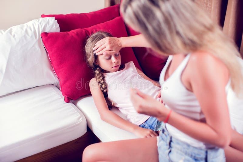 Temperatura di misurazione della madre del suo bambino malato Bambino malato con hig fotografia stock libera da diritti Temperatura di misurazione della madre del suo bambino malato Bambino malato con hig fotografia stock libera da diritti