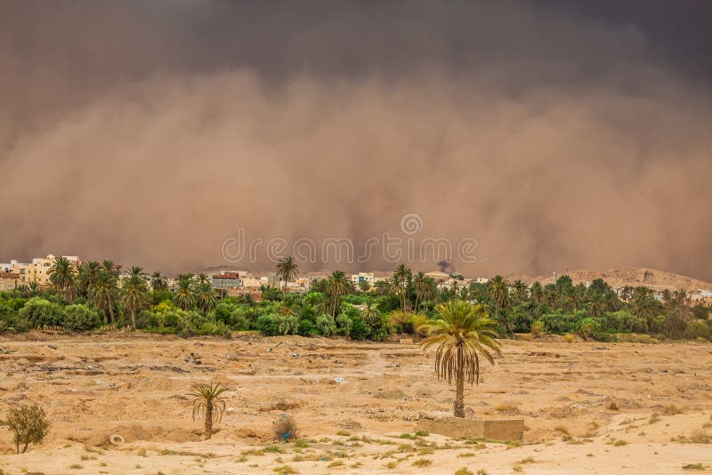 Tempesta di sabbia in Gafsa, Tunisia immagine stock Tempesta di sabbia in Gafsa, Tunisia immagine stock