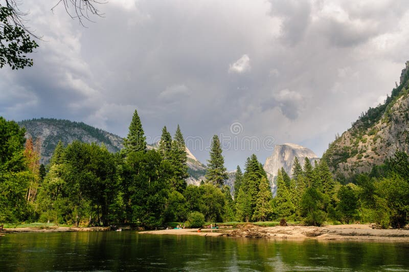 Tempestad de truenos inminente sobre el valle de Yosemite imágenes de archivo libres de regalías Tempestad de truenos inminente sobre el valle de Yosemite imágenes de archivo libres de regalías