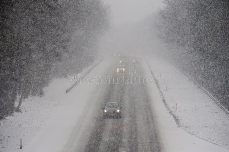 Tempestade de neve na autoestrada fotografia de stock