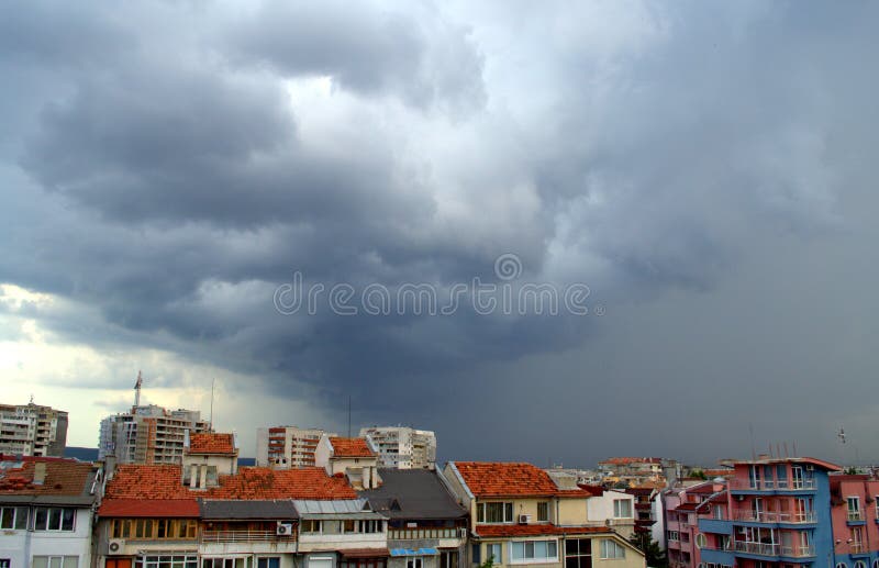 Tempestade de vinda sobre a cidade fotos de stock royalty free Tempestade de vinda sobre a cidade fotos de stock royalty free