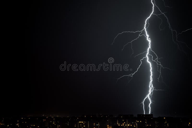 Tempestade do relâmpago sobre a cidade imagem de stock royalty free Tempestade do relâmpago sobre a cidade imagem de stock royalty free