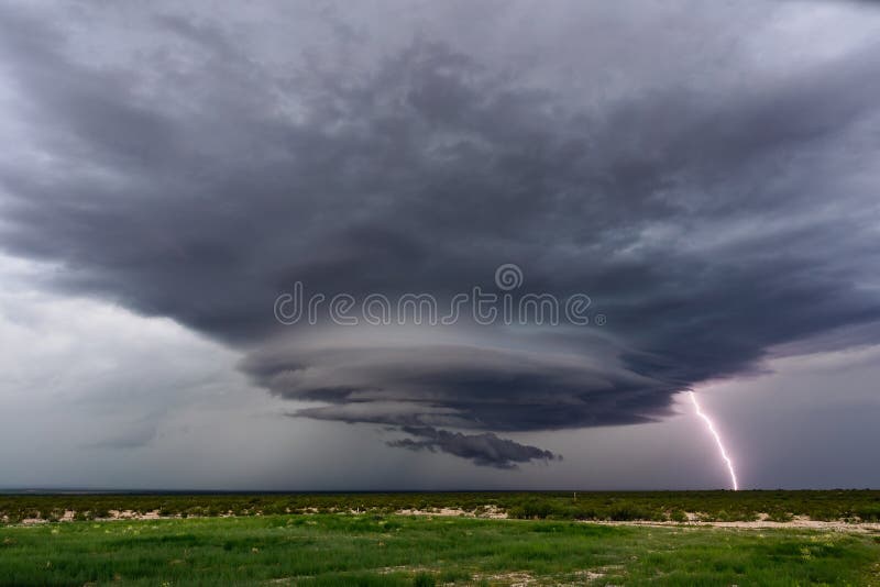 Tempestade supercélula com nuvens dramáticas e relâmpagos fotos de stock