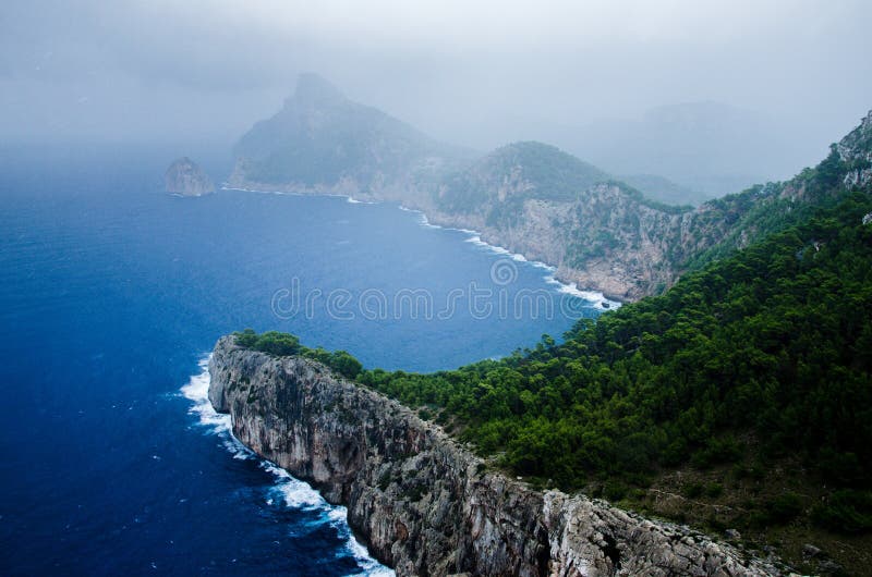 Tempestade do verão que aproxima a costa no tampão Formentor, Mallorca, Espanha imagens de stock royalty free Tempestade do verão que aproxima a costa no tampão Formentor, Mallorca, Espanha imagens de stock royalty free