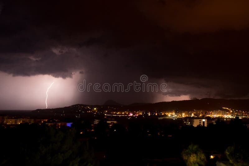 Tempestade elétrica sobre a baía do ibiza de San Antonio imagens de stock royalty free Tempestade elétrica sobre a baía do ibiza de San Antonio imagens de stock royalty free