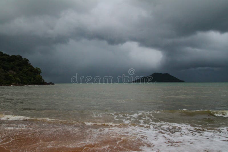 A tempestade em tropical no mar em Tailândia imagem de stock A tempestade em tropical no mar em Tailândia imagem de stock