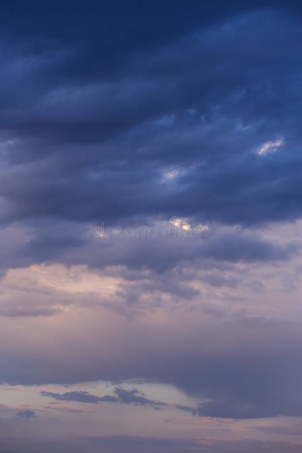 Tempestade escura - textura violeta azul do fundo do céu das nuvens fotos de stock Tempestade escura - textura violeta azul do fundo do céu das nuvens fotos de stock