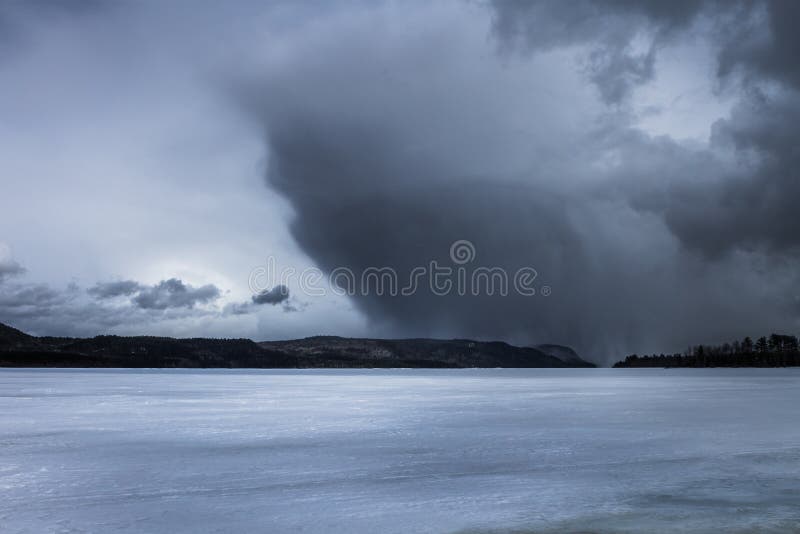 Tempestade sobre as montanhas fotografia de stock Tempestade sobre as montanhas fotografia de stock