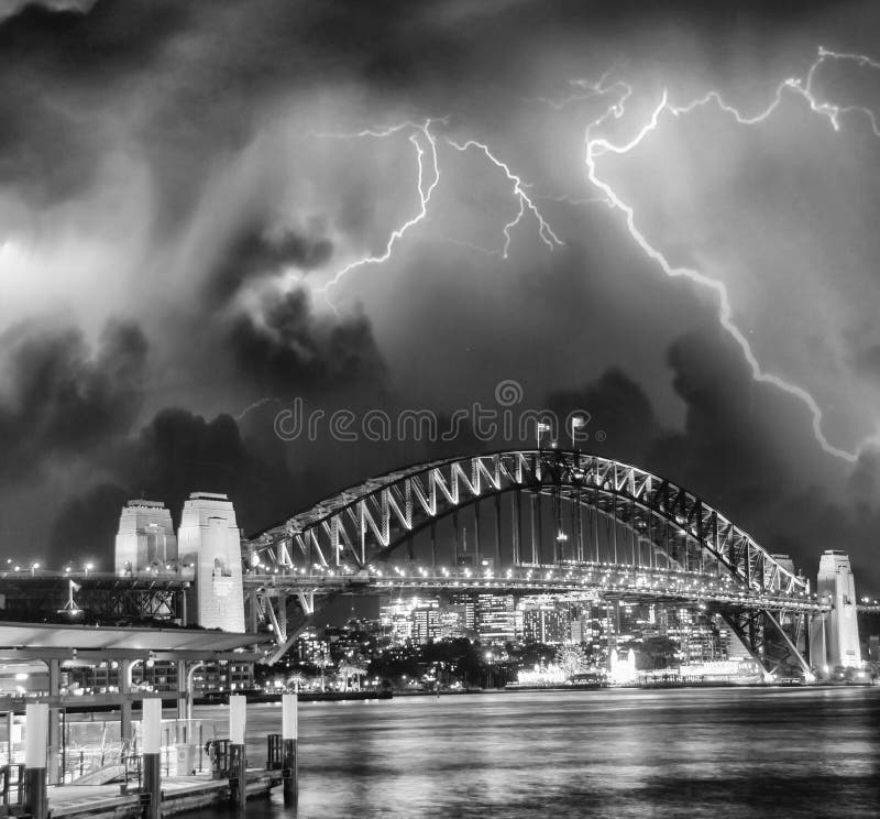 Tempestade sobre Sydney Harbour Bridge, Austrália foto de stock Tempestade sobre Sydney Harbour Bridge, Austrália foto de stock