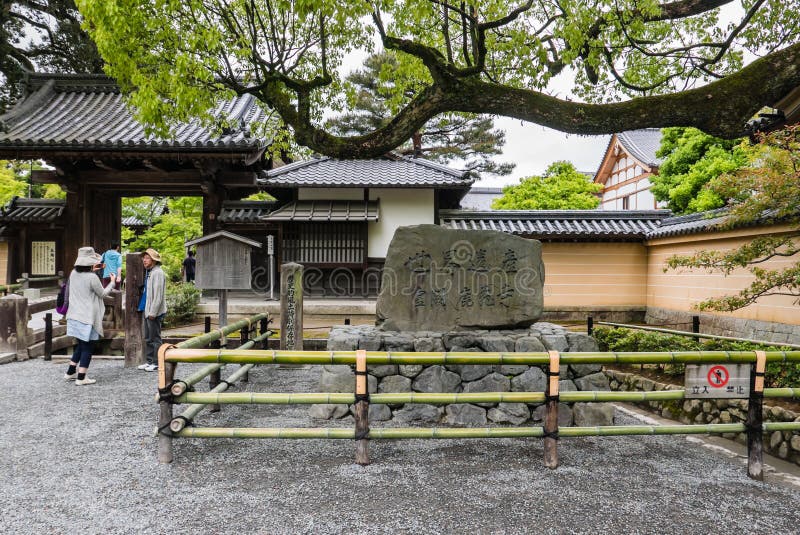 Tempiale di Kinkaku-Ji. Kyoto, Giappone - 7 maggio 2016: Scultura di pietra al tempio di Kinkaku-ji (il padiglione dorato) a Kyoto, Giappone