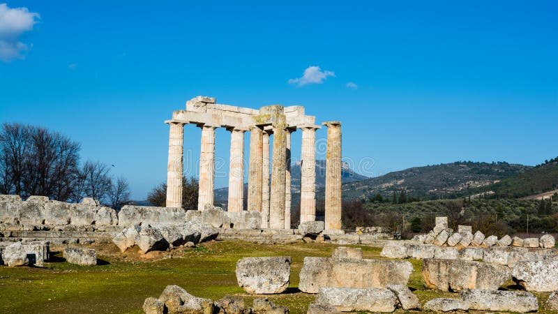Tempio antico di Zeus nel Nemea fotografia stock libera da diritti Tempio antico di Zeus nel Nemea fotografia stock libera da diritti