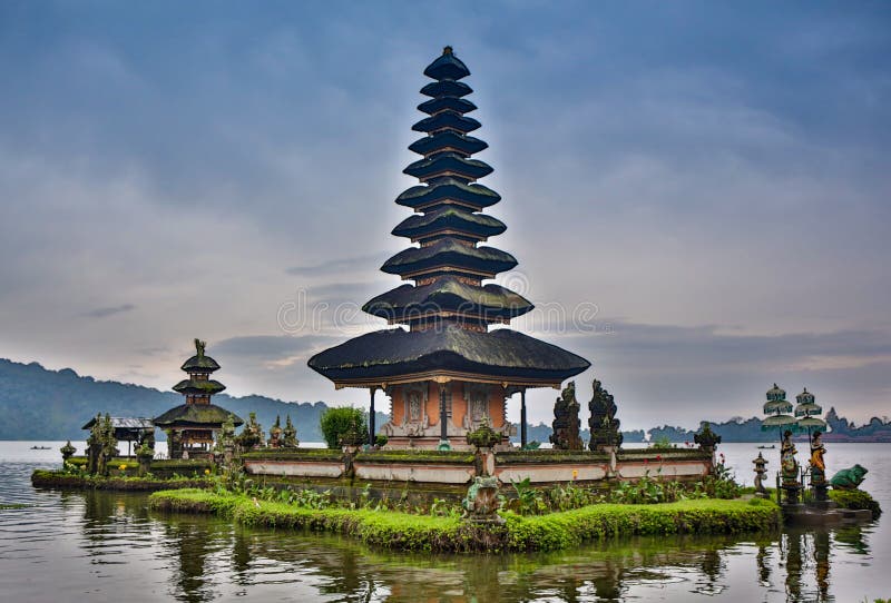 Tempio bratan di danu del ulun di Pura in Bali, Indonesia immagini stock libere da diritti Tempio bratan di danu del ulun di Pura in Bali, Indonesia immagini stock libere da diritti