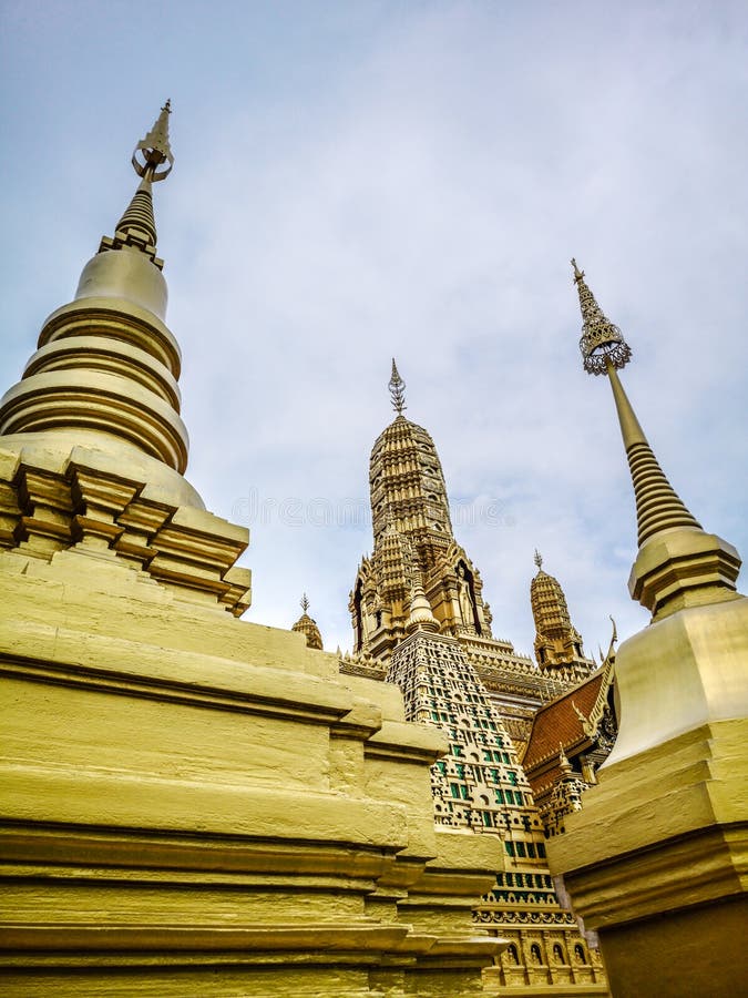 Tempio buddista dorato con lo stupa, replica di un tempio tailandese antico in città antica a Muang Boran in Tailandia fotografie stock libere da diritti Tempio buddista dorato con lo stupa, replica di un tempio tailandese antico in città antica a Muang Boran in Tailandia fotografie stock libere da diritti