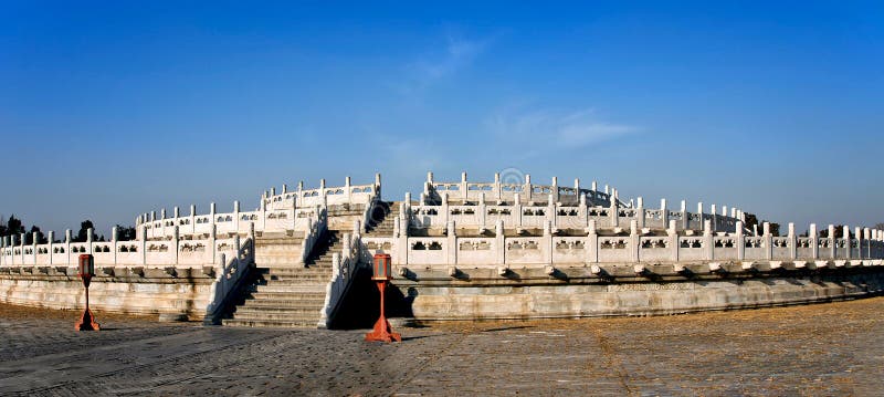 Tempio cinese antico del cielo Contesto architettonico asiatico altare unico di un tempio rotondo sullo sfondo del cielo azzurro fotografia stock