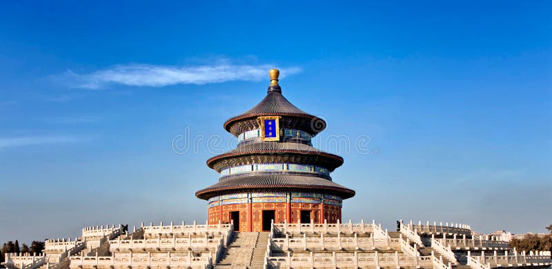 Tempio cinese antico del cielo Contesto architettonico asiatico un unico tetto rotondo del tempio sullo sfondo del cielo azzurro immagine stock