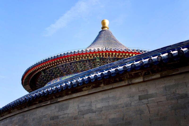 Tempio cinese antico del cielo Contesto architettonico asiatico un unico tetto rotondo del tempio sullo sfondo del cielo azzurro immagini stock