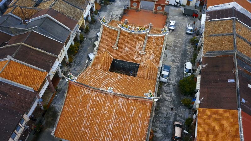 Tempio cinese nella parte storica della città di Georgetown sull'isola di Penang, Malesia Siluetta dell'uomo Cowering di affari