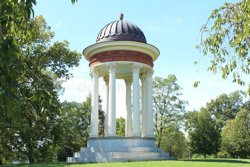 Tempio del gazebo di amore in Mt Parco Cincinnati Ohio della tempesta immagine stock Tempio del gazebo di amore in Mt Parco Cincinnati Ohio della tempesta immagine stock