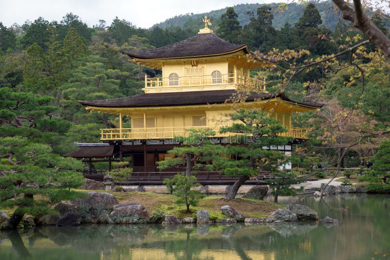 Tempio di Kinkakuji, padiglione dorato a Kyoto, Giappone immagini stock Tempio di Kinkakuji, padiglione dorato a Kyoto, Giappone immagini stock
