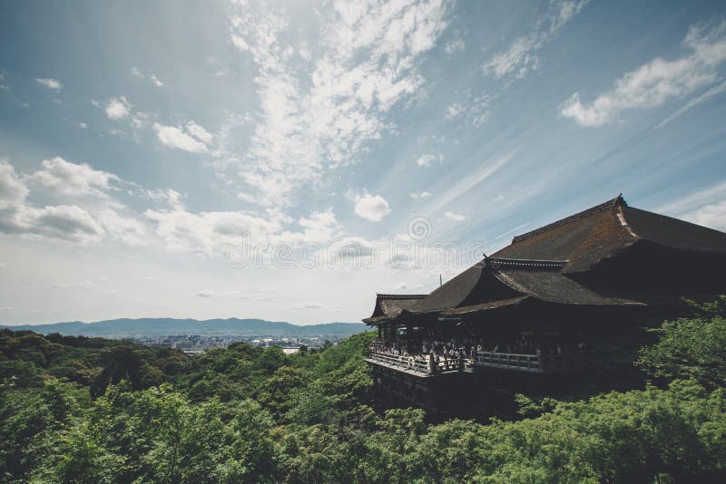 Tempio di Kiyomizu, tempio giapponese con le foglie verdi a Kyoto, Giappone fotografia stock Tempio di Kiyomizu, tempio giapponese con le foglie verdi a Kyoto, Giappone fotografia stock