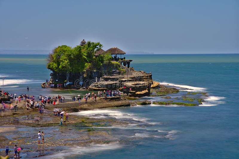 Tempio di Pura Tanah Lot a Bali all'ora di giorno immagini stock Tempio di Pura Tanah Lot a Bali all'ora di giorno immagini stock