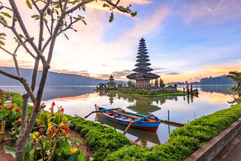 Tempio di Pura Ulun Danu Bratan sull'isola di Bali in Indonesia 5 immagini stock libere da diritti Tempio di Pura Ulun Danu Bratan sull'isola di Bali in Indonesia 5 immagini stock libere da diritti