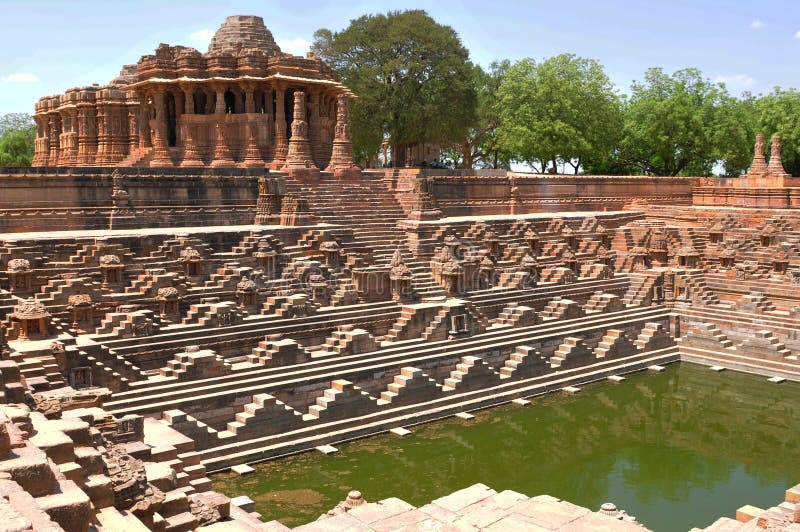 Tempio di Sun dell'arenaria, Modhera, Gujarat, India fotografia stock libera da diritti Tempio di Sun dell'arenaria, Modhera, Gujarat, India fotografia stock libera da diritti