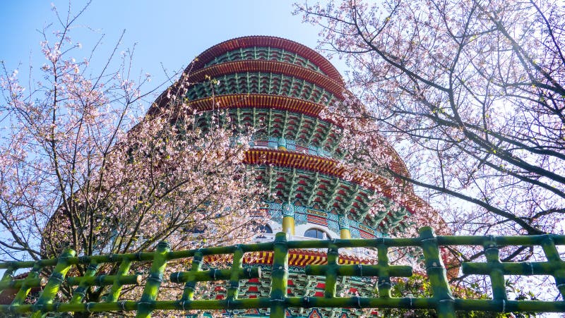 Tempio di Tien-yuan con il fiore di ciliegia nella nuova città di Taipei, Taiwan immagine stock libera da diritti Tempio di Tien-yuan con il fiore di ciliegia nella nuova città di Taipei, Taiwan immagine stock libera da diritti