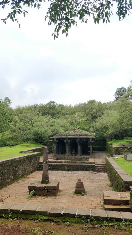 Tempio indiano di ghodneshwar temple rajmachi lonavla. albero verde di una vecchia struttura perfetta