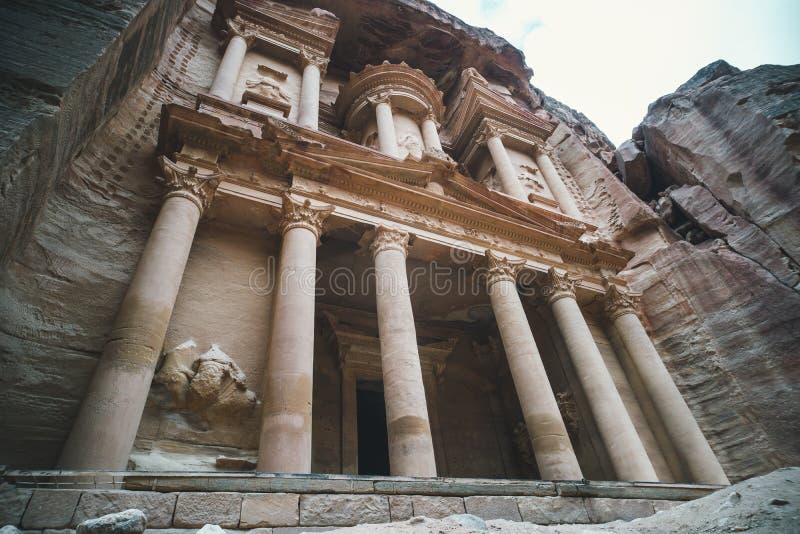 Tempio-mausoleo famoso della roccia di EL Hazne, Ministero del Tesoro del faraone nella città antica di PETRA, la Giordania: Patr immagine stock libera da diritti Tempio-mausoleo famoso della roccia di EL Hazne, Ministero del Tesoro del faraone nella città antica di PETRA, la Giordania: Patr immagine stock libera da diritti