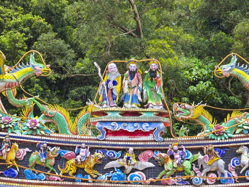 Tempio taiwanese con tre immortali : simboli di ricchezza e longevità immagine stock libera da diritti