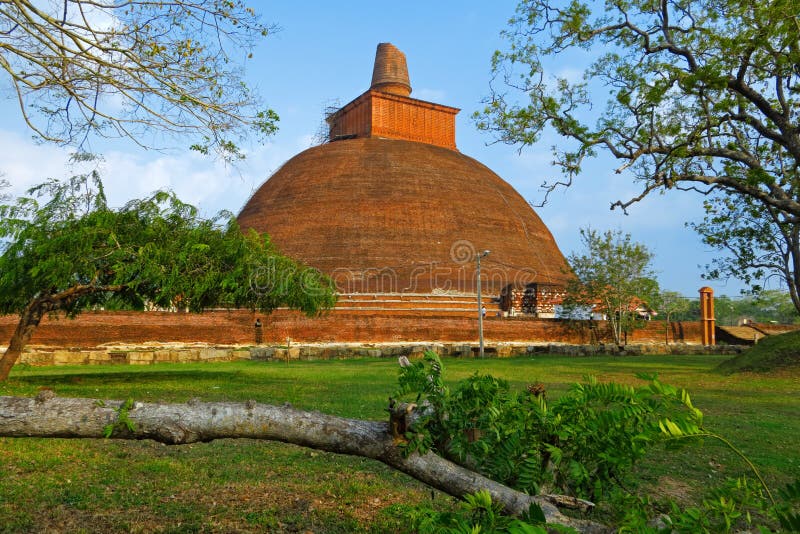 Temple in Anuradhapura, Sri Lanka. Mahatupa big Dagoba in Anuradhapura at sunset, Unesco, Sri Lanka, Asia. Jetavanaramaya dagoba i royalty free stock images Temple in Anuradhapura, Sri Lanka. Mahatupa big Dagoba in Anuradhapura at sunset, Unesco, Sri Lanka, Asia. Jetavanaramaya dagoba i royalty free stock images