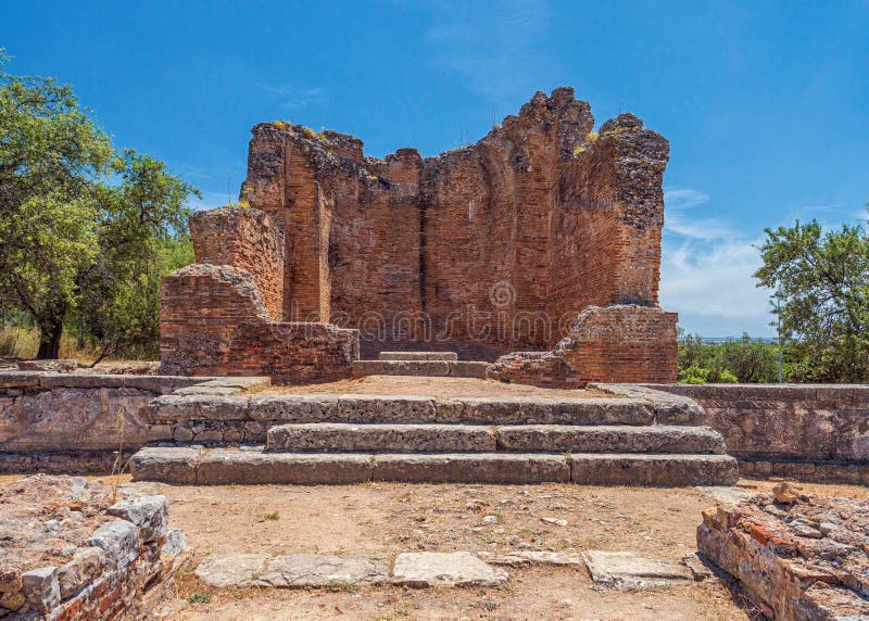 Temple aux ruines de Milreu, Estoi, Algarve, Portugal photos libres de droits Temple aux ruines de Milreu, Estoi, Algarve, Portugal photos libres de droits
